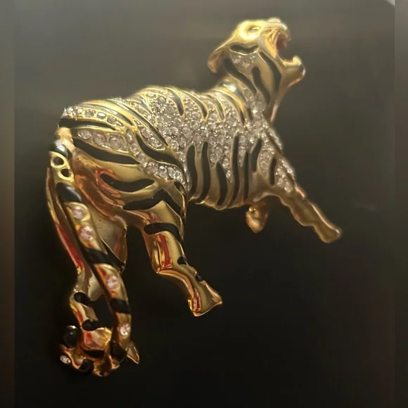 Tiger studded brooch - Picture 6 of 7